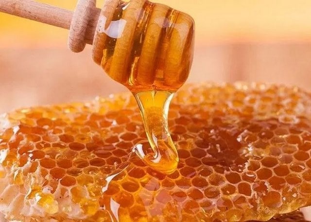 Cán thật nhuyễn những nguyên liệu ở bên trên rồi trộn đều chúng với mật ong